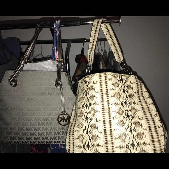 MK Fulton NWT..♥️FREE WRISTLET♥️ - Picture 1 of 7